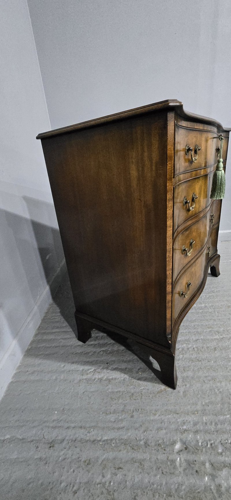 Superb Serpentine Georgian Chest of Drawers of Small Proportions - Image 18