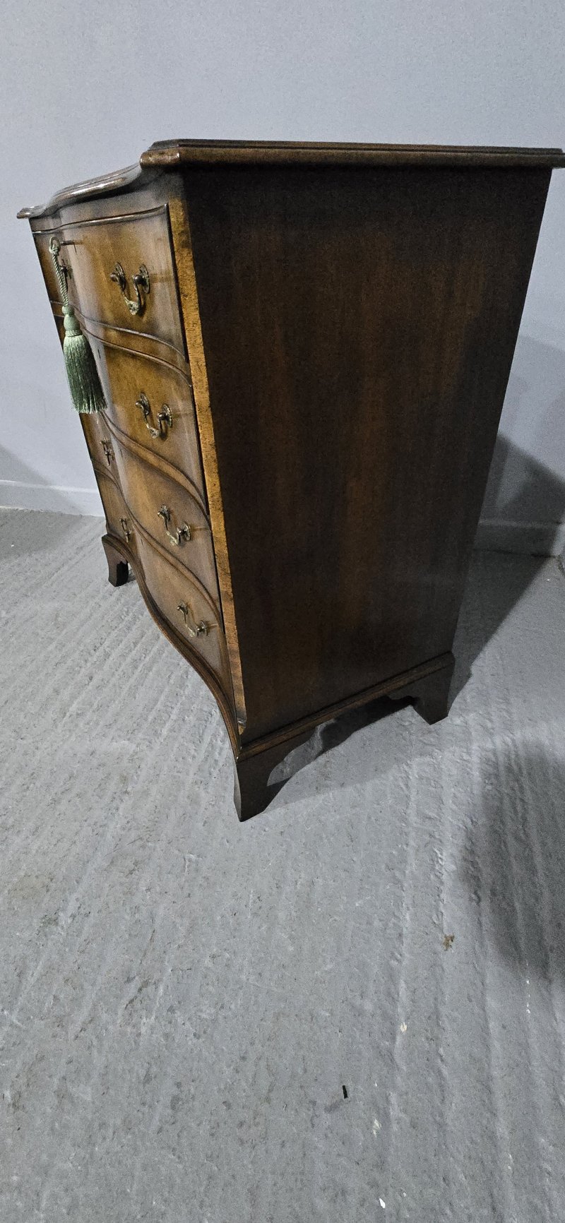 Superb Serpentine Georgian Chest of Drawers of Small Proportions - Image 17