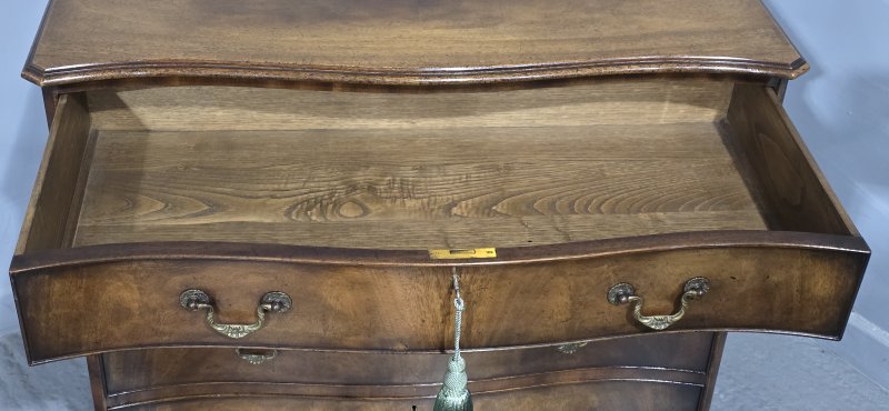 Superb Serpentine Georgian Chest of Drawers of Small Proportions - Image 10