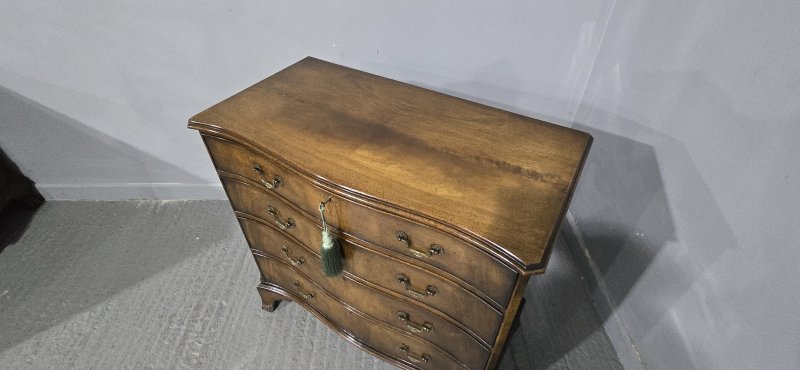 Superb Serpentine Georgian Chest of Drawers of Small Proportions - Image 13