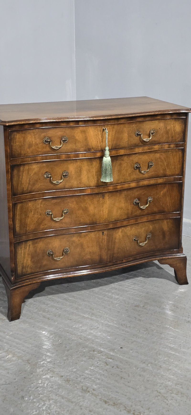 Superb Serpentine Georgian Chest of Drawers of Small Proportions - Image 4