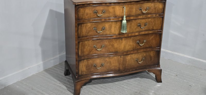 Superb Serpentine Georgian Chest of Drawers of Small Proportions - Image 6