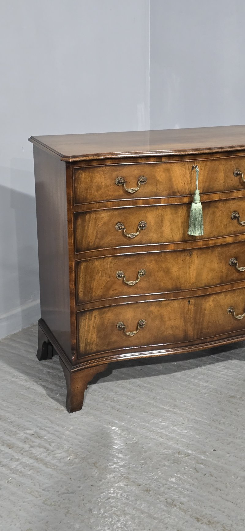 Superb Serpentine Georgian Chest of Drawers of Small Proportions - Image 5