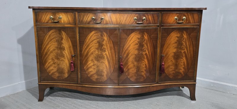 Superb Serpentine Mahogany Sideboard - Image 2