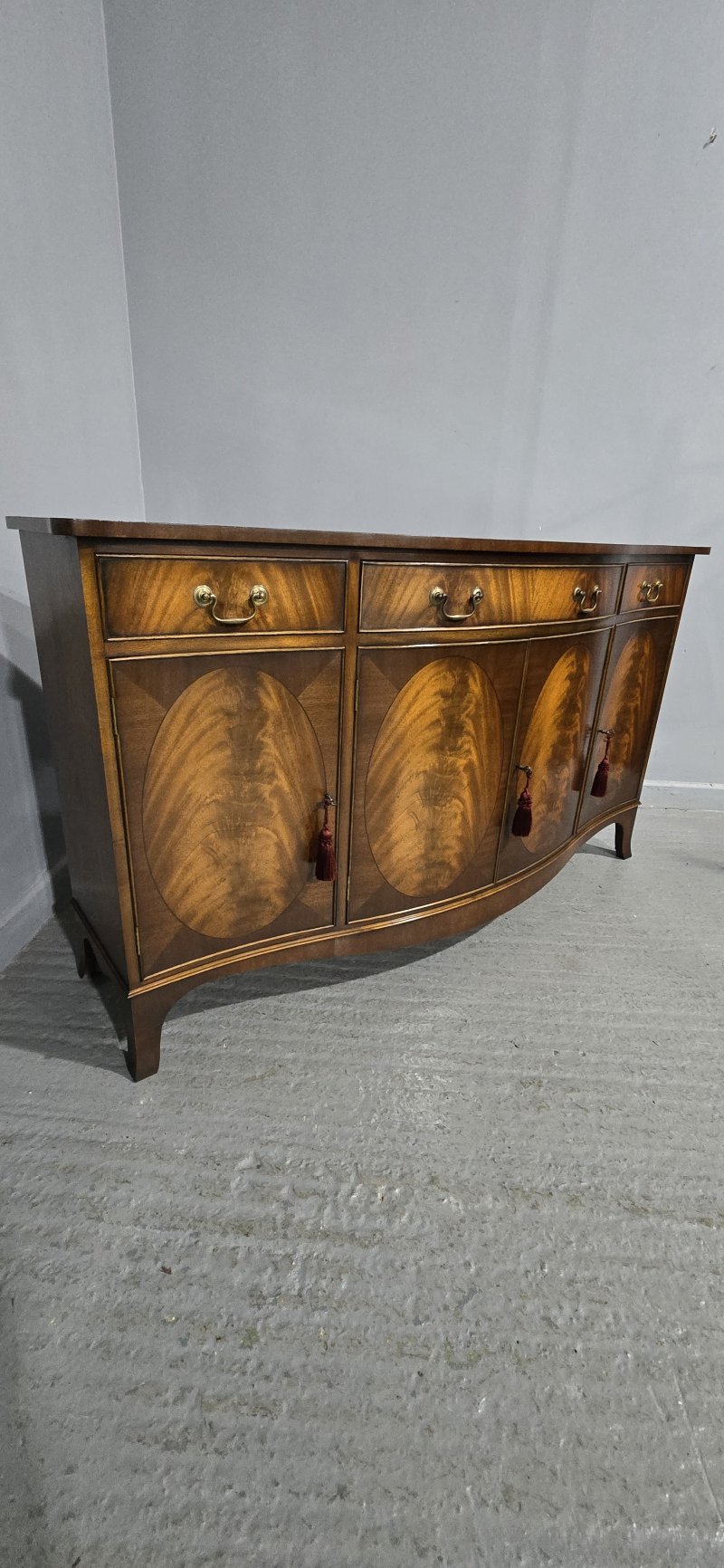 Superb Serpentine Mahogany Sideboard - Image 4