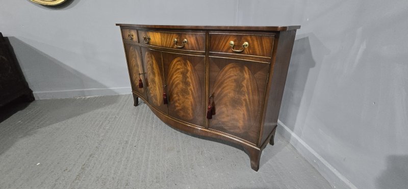 Superb Serpentine Mahogany Sideboard - Image 6