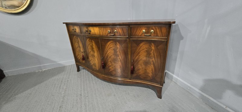 Superb Serpentine Mahogany Sideboard - Image 7