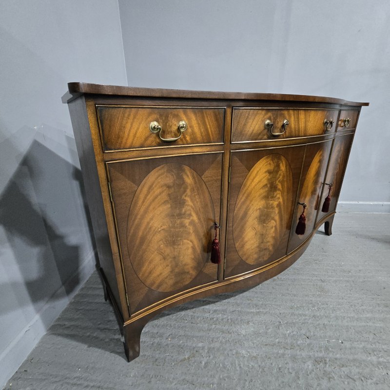 Superb Serpentine Mahogany Sideboard - Image 5