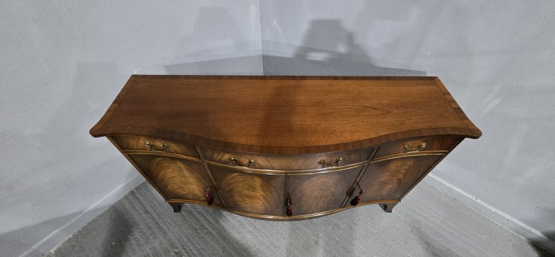 Superb Serpentine Mahogany Sideboard - Image 9