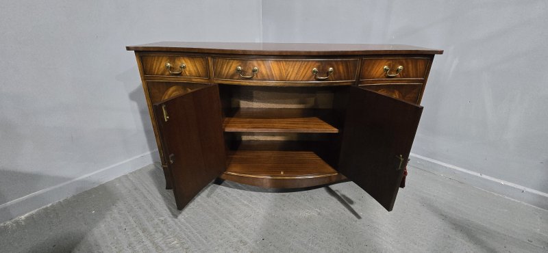 Superb Serpentine Mahogany Sideboard - Image 13