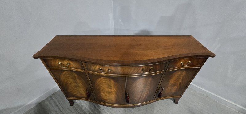 Superb Serpentine Mahogany Sideboard - Image 11