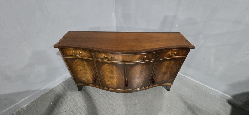 Superb Serpentine Mahogany Sideboard - Image 12