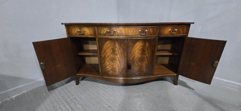 Superb Serpentine Mahogany Sideboard - Image 14