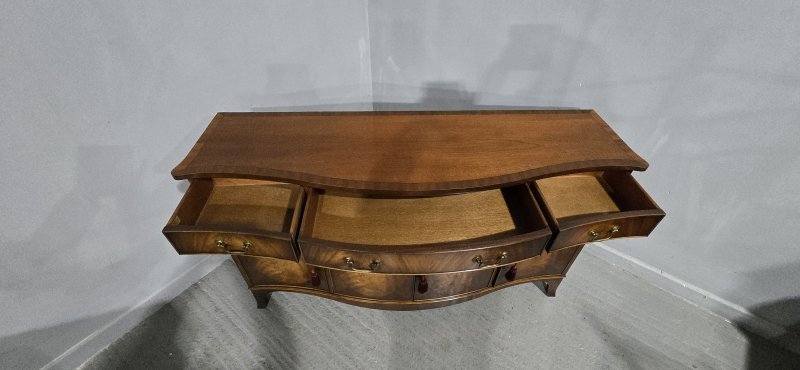 Superb Serpentine Mahogany Sideboard - Image 15