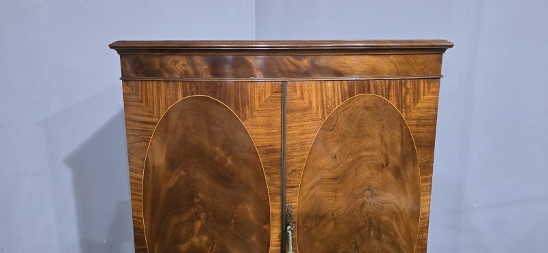 Superb Inlaid Bow Front Linen Press - Image 7