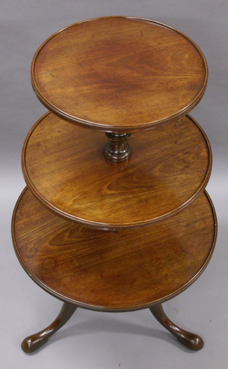 A Fine George III Mahogany Dumb Waiter - Image 4