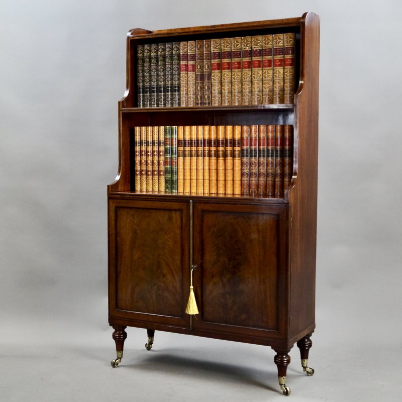 A Fine George III Mahogany Waterfall Bookcase - Image 5