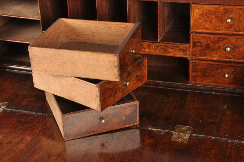 Early 18th Century Burr Walnut Bureau - Image 6