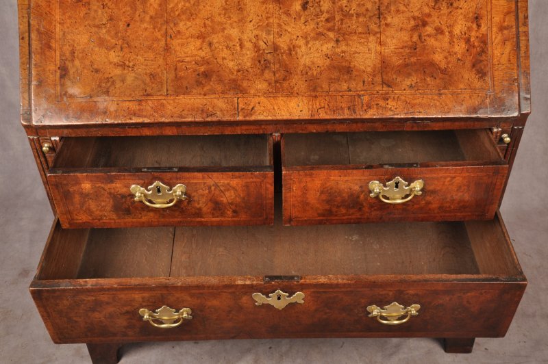 Early 18th Century Burr Walnut Bureau - Image 8