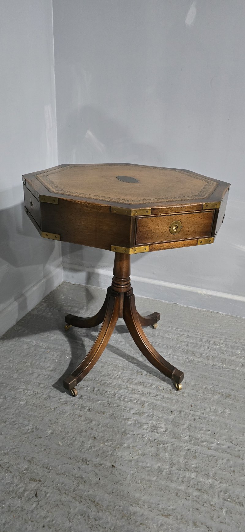 Super Campaign Drum Table - Image 8