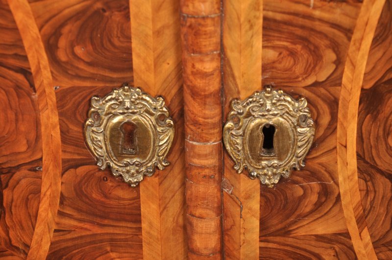 17th Century Olive Wood Oyster Cabinet - Image 21