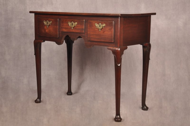 Fine Early 18th Century Mahogany Lowboy - Image 12