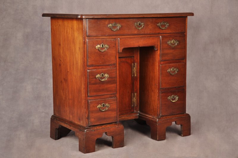 18th Century Mahogany Kneehole Desk - Image 5