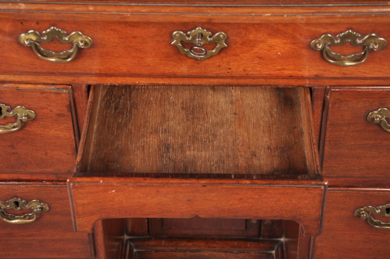 18th Century Mahogany Kneehole Desk - Image 6