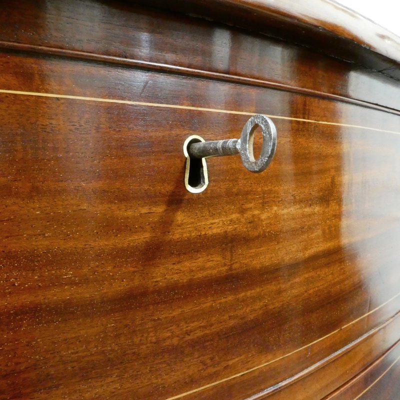 Georgian Mahogany Serpentine Fronted Chest of Drawers Attributed to Gillows - Image 4