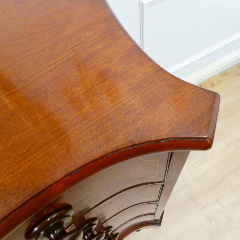 Georgian Mahogany Serpentine Fronted Chest of Drawers Attributed to Gillows - Image 7