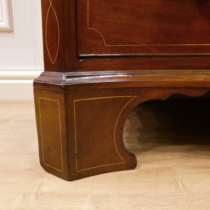 Georgian Mahogany Serpentine Fronted Chest of Drawers Attributed to Gillows - Image 8