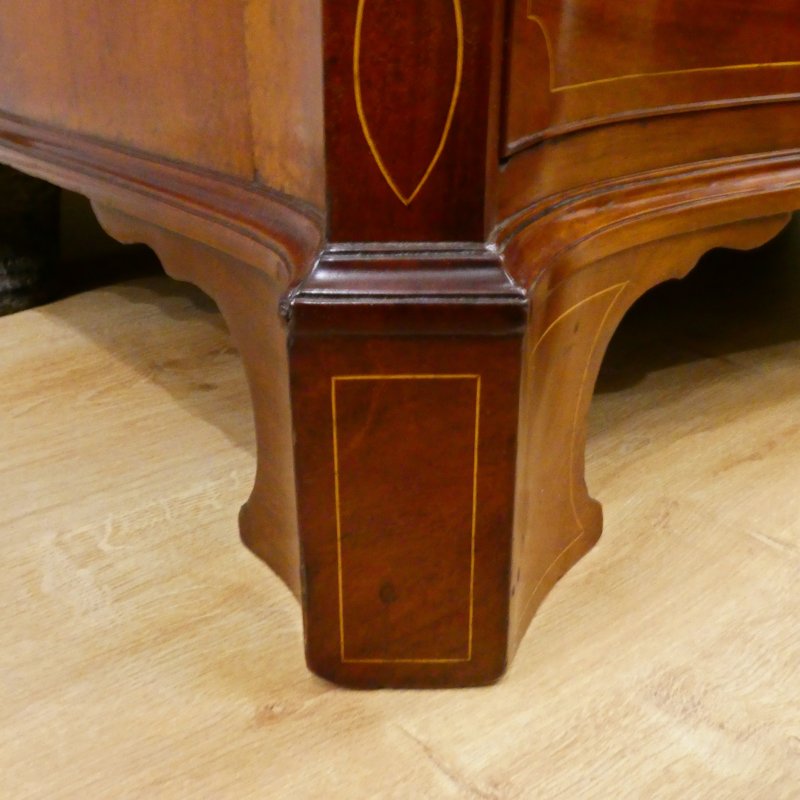 Georgian Mahogany Serpentine Fronted Chest of Drawers Attributed to Gillows - Image 9