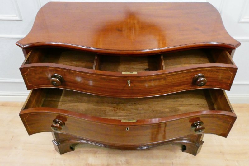 Georgian Mahogany Serpentine Fronted Chest of Drawers Attributed to Gillows - Image 14