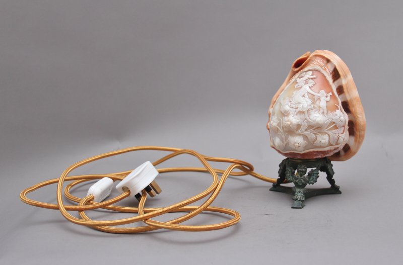 19th Century carved shell cameo lamp - Image 3