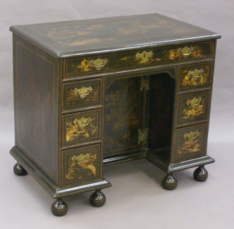 A Very Rare Queen Anne Kneehole Desk - Image 3