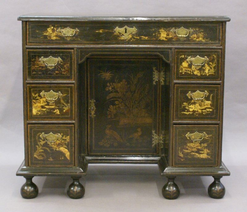 A Very Rare Queen Anne Kneehole Desk - Image 4