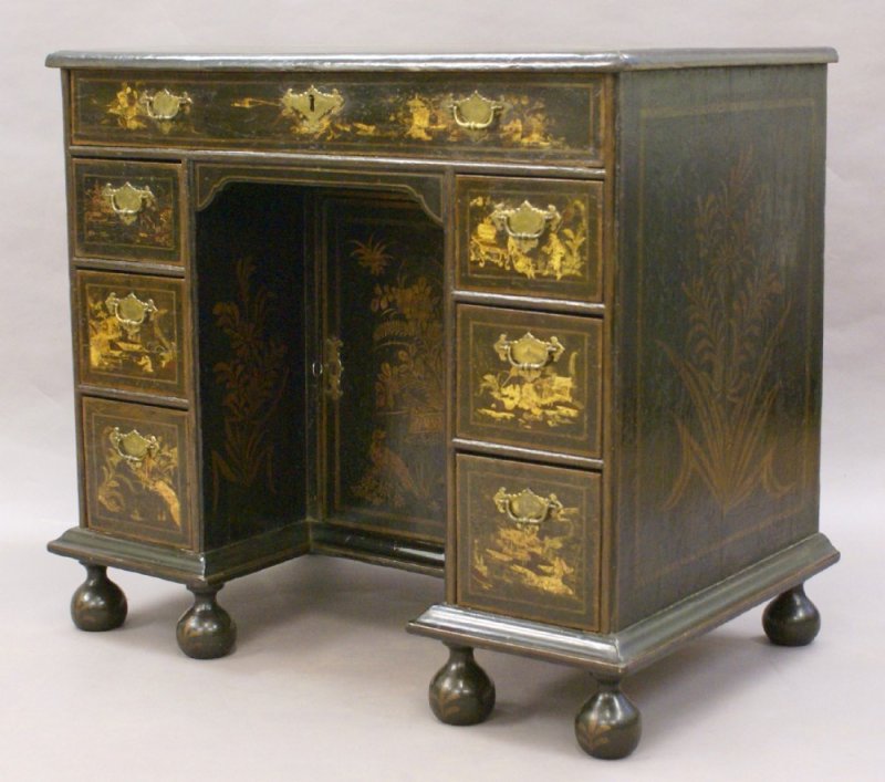 A Very Rare Queen Anne Kneehole Desk - Image 5