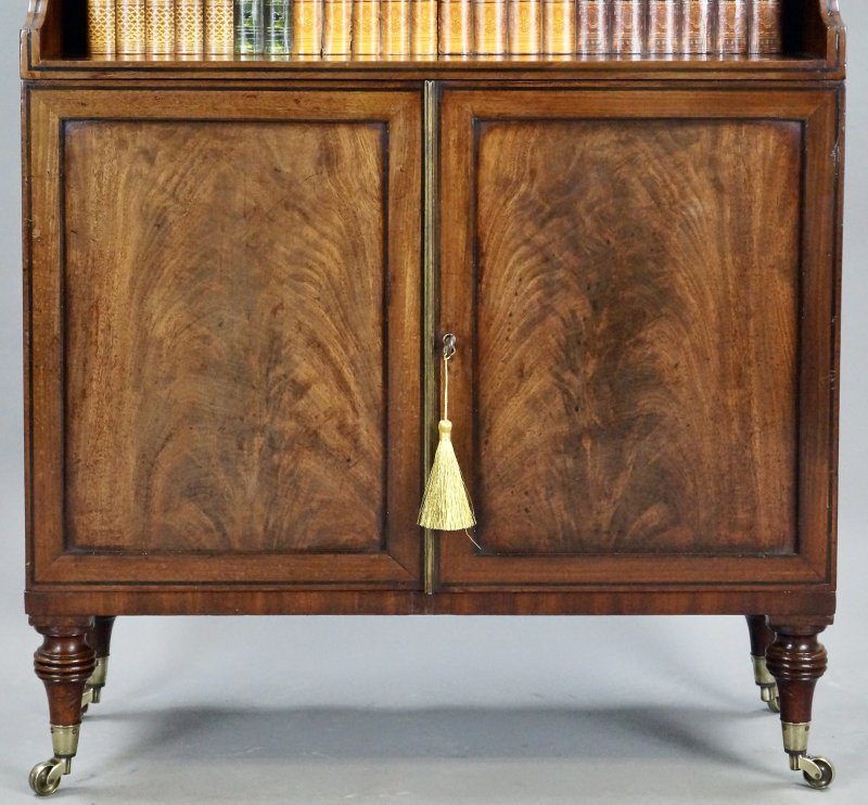 A Fine George III Mahogany Waterfall Bookcase - Image 3