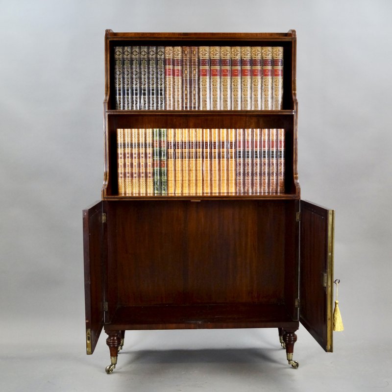 A Fine George III Mahogany Waterfall Bookcase - Image 5
