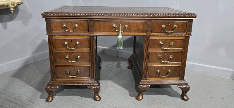 Superb Chippendale Mahogany Pedestal Desk - Image 13