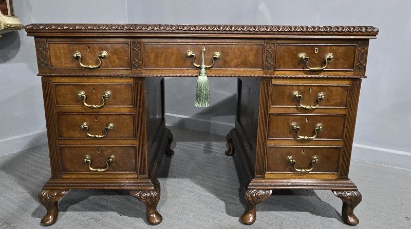 Superb Chippendale Mahogany Pedestal Desk - Image 3