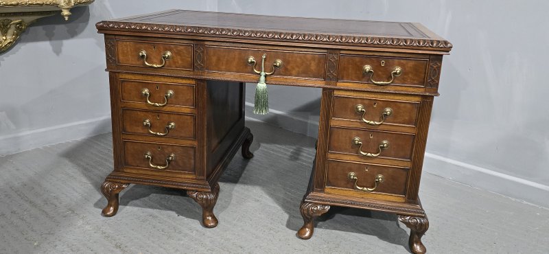 Superb Chippendale Mahogany Pedestal Desk - Image 14