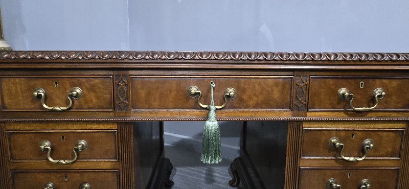 Superb Chippendale Mahogany Pedestal Desk - Image 5