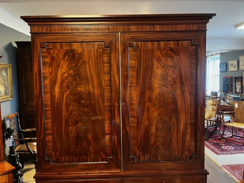 A Fine Quality Regency Period Mahogany Linen Press - Image 3