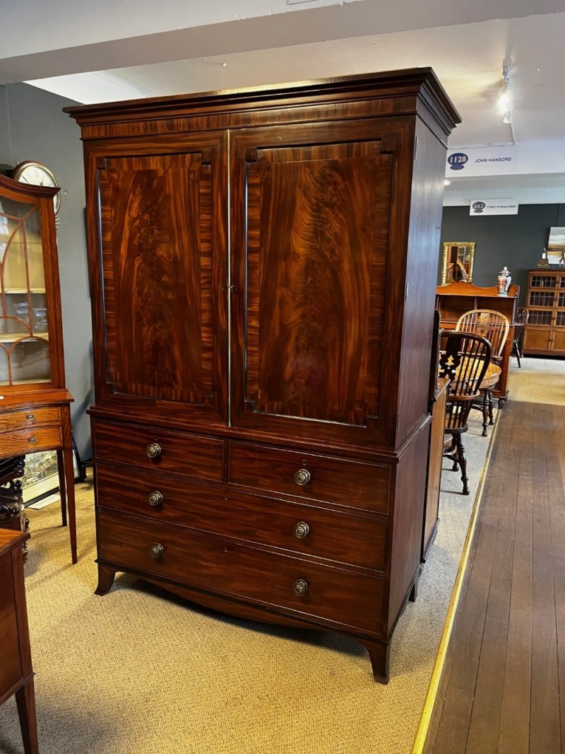 A Fine Quality Regency Period Mahogany Linen Press - Image 2