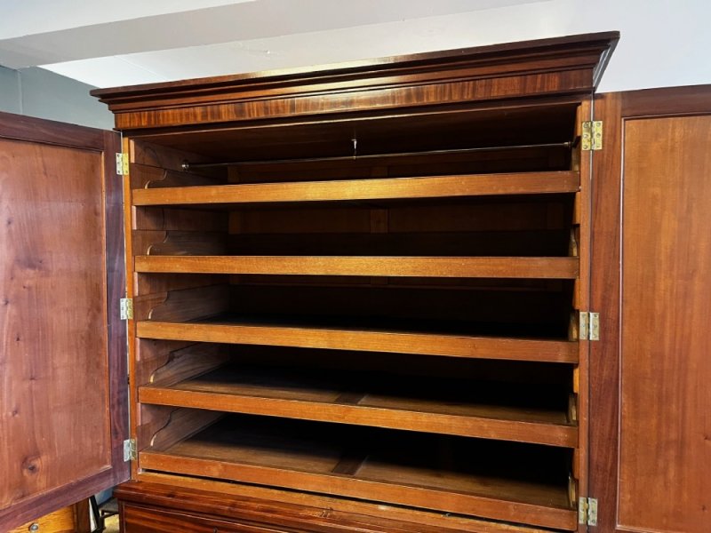 A Fine Quality Regency Period Mahogany Linen Press - Image 13