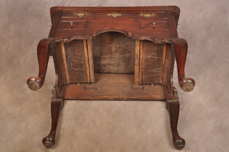 Small Early 18th Century Red Walnut Lowboy / Side Table - Image 15