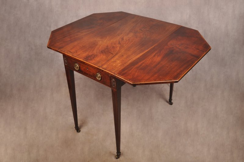 An Exceptional Late 18th Century Mahogany Pembroke Table - Image 2