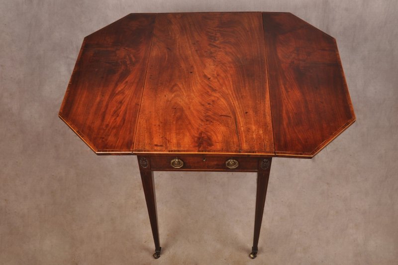An Exceptional Late 18th Century Mahogany Pembroke Table - Image 3