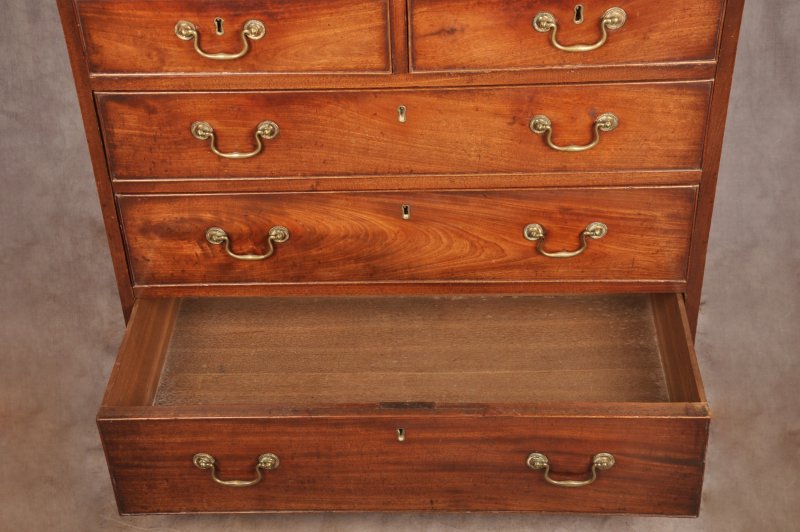 Fine 18th Century Mahogany Chest Of Drawers - Image 9